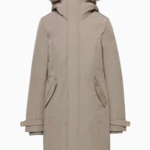 Aritzia Summit parka with Hood
